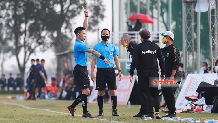 HLV Graechen tố cầu thủ U21 Hà Nội đánh nguội, muốn trọng tài Việt Nam đi học lại luật FIFA