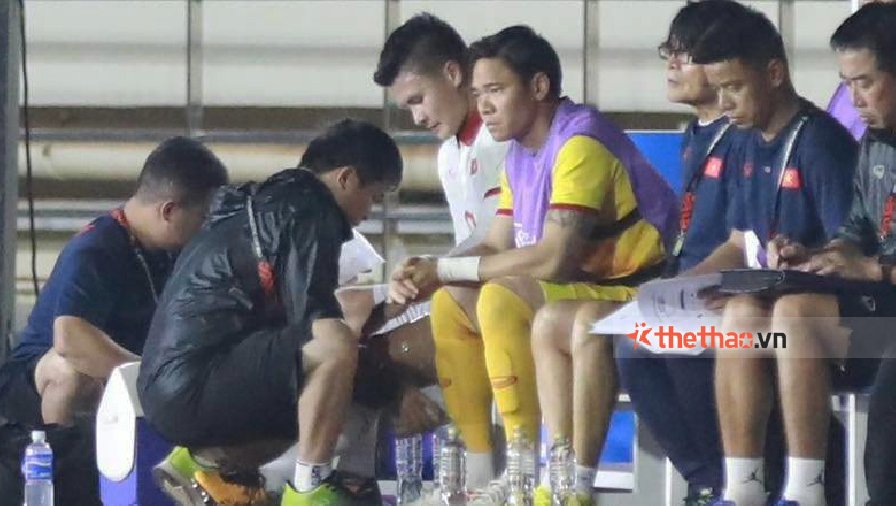 Quang Hải chấn thương, rời sân ngay từ hiệp 1 trận đấu với Lào
