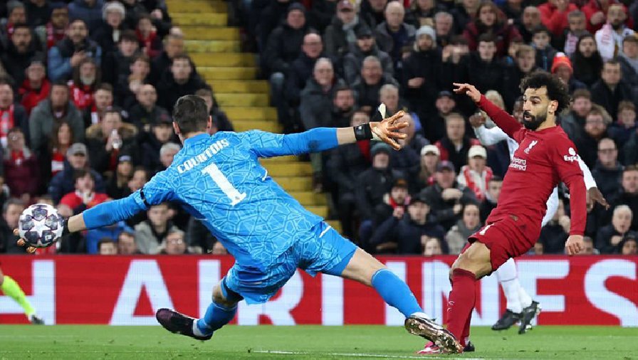 Courtois 'tấu hài', biếu không bàn thắng giúp Salah đi vào lịch sử Liverpool