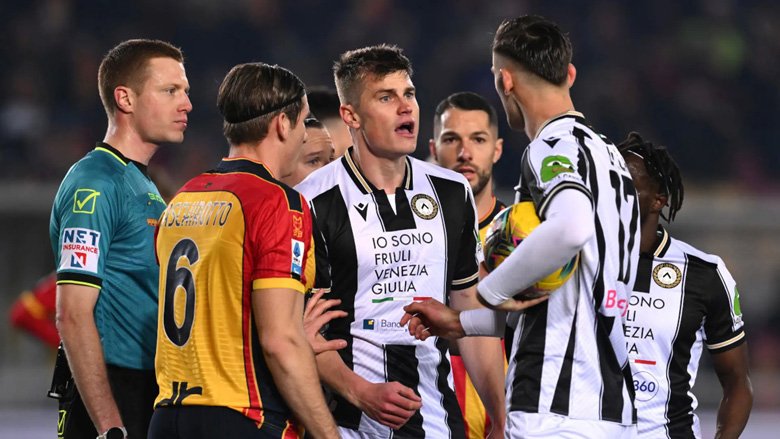 Cầu thủ Serie A bị cả đội 'cạch mặt' vì tranh đá penalty với đội trưởng