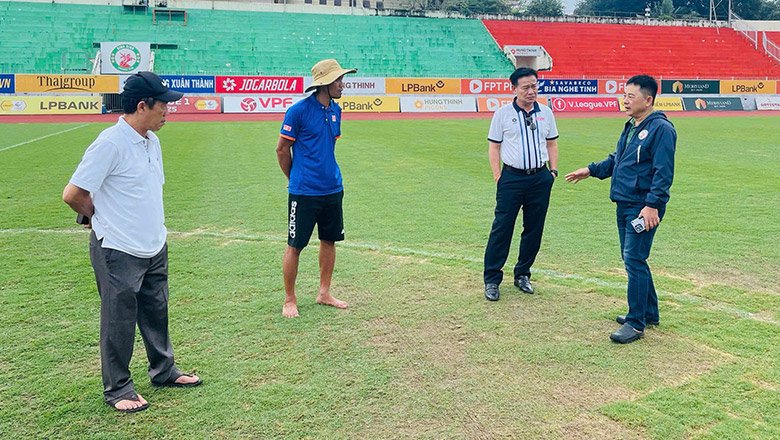 Hai đội V.League có nguy cơ không được đá sân nhà vì mặt cỏ xấu 