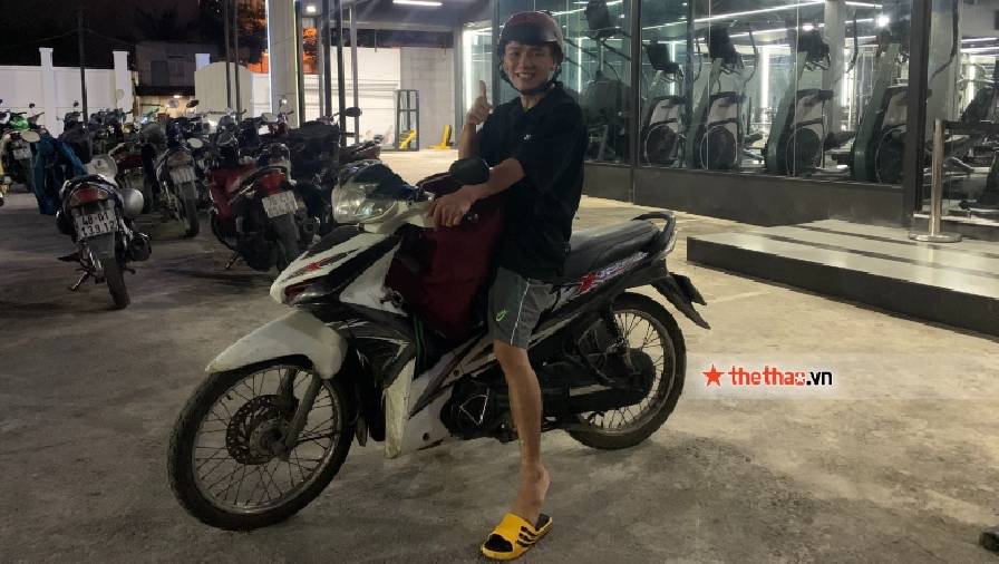Lê Hữu Toàn tự lái xe máy về nhà trong đêm giành đai WBA Asia