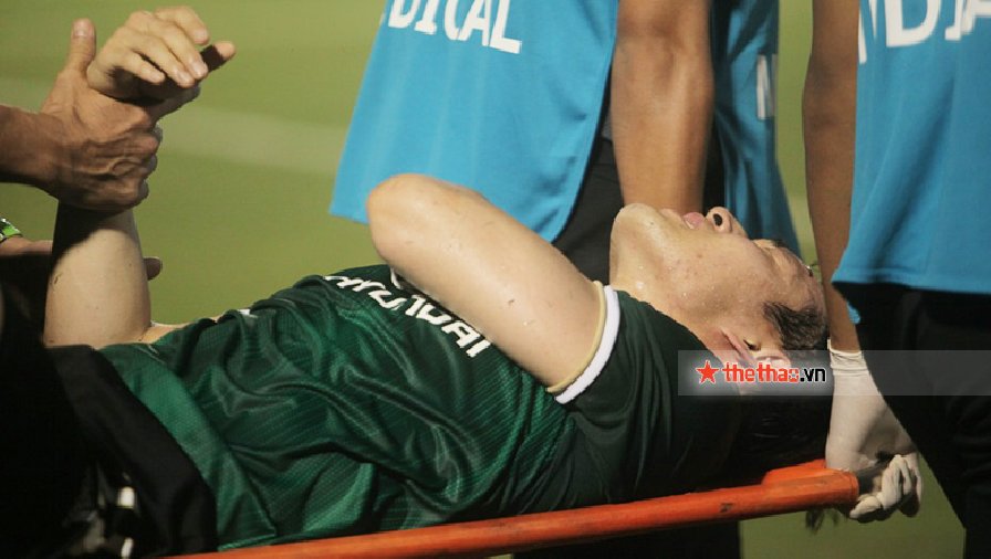 Cầu thủ Jeonbuk trật khớp vai, rời sân bằng xe cứu thương