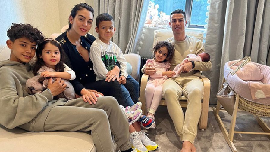 Ronaldo và Rodriguez chia sẻ hình ảnh con gái mới chào đời