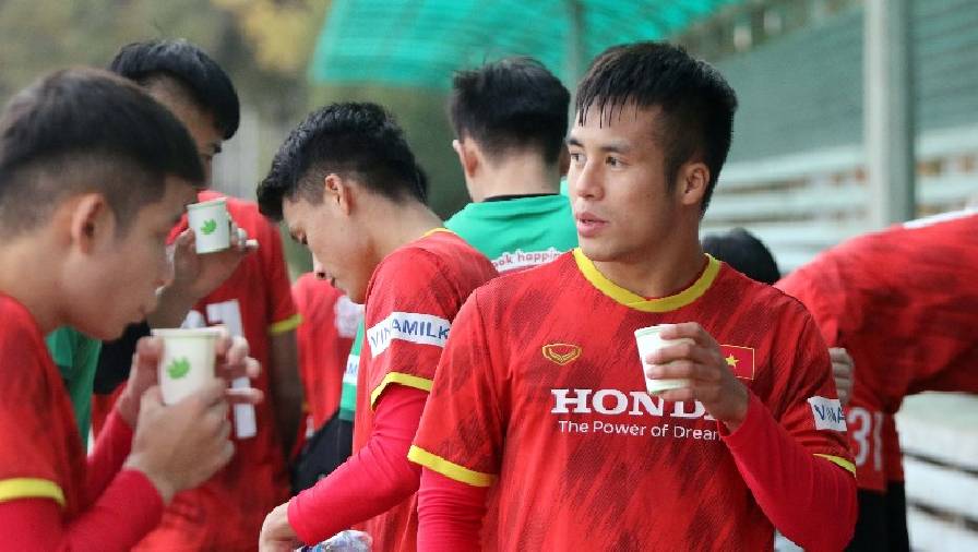 Cầu thủ U23 Việt Nam uống trà gừng làm ấm cơ thể sau buổi tập đầu tiên tại Kyrgyzstan