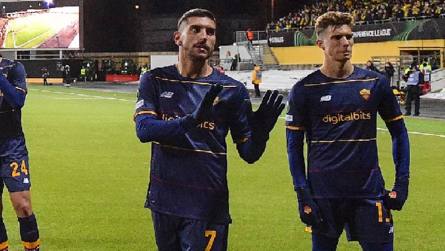 CĐV Roma từ chối nhận áo đấu của Pellegrini sau trận thua thảm