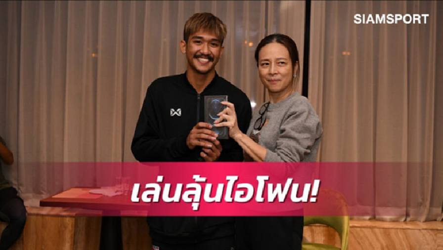 Nữ trưởng đoàn Thái Lan tặng cầu thủ U23 một chiếc Iphone 12