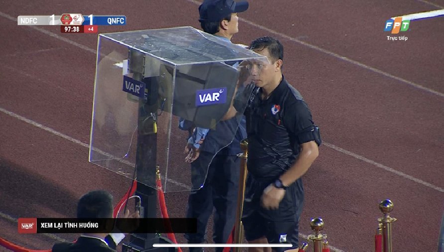 Nam Định thắng Quảng Nam nhờ quyết định gây tranh cãi của VAR phút 90+5?