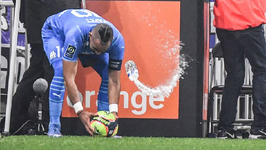 CĐV ném chai vào đầu Dimitri Payet, đại chiến Lyon vs Marseille bị hủy sau 5 phút