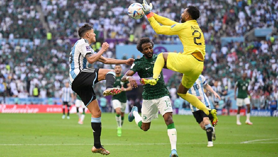 Nhìn lại tình huống hậu vệ Saudi Arabia bất tỉnh vì trúng quả lên gối của thủ môn