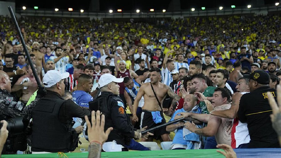 Trận Brazil vs Argentina bị hoãn 40 phút vì CĐV đánh nhau