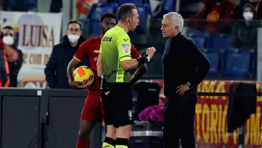 Mourinho bị cấm chỉ đạo 2 trận ở Serie A vì 'thái độ' với trọng tài