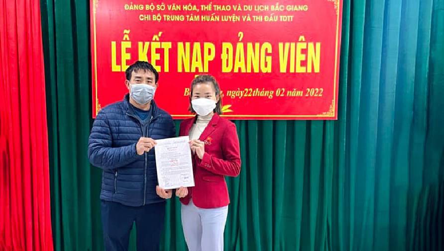 VĐV điền kinh quốc gia Nguyễn Thị Oanh được kết nạp Đảng trước thềm SEA Games 31
