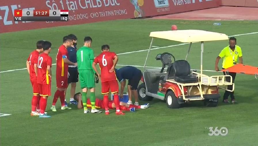 Hậu vệ U23 Việt Nam nằm cáng rời sân, nhiều khả năng đứt dây chằng 
