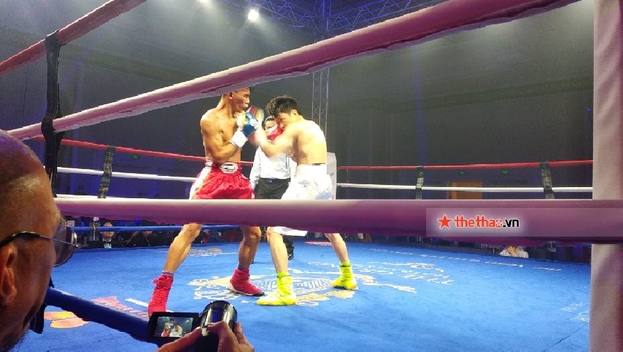 Đối thủ bỏ cuộc sớm khi đối đầu boxer Sẳm Minh Phát