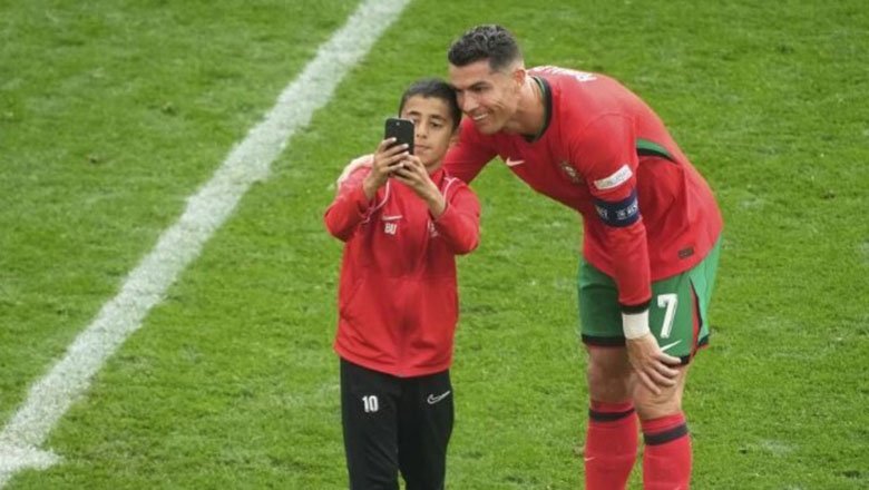 CĐV tràn vào sân xin chụp ảnh với Ronaldo, khiến trận đấu bị gián đoạn 6 lần