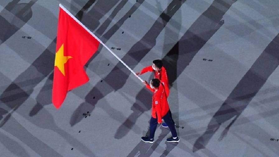 Nguyễn Huy Hoàng, Quách Thị Lan giương cao lá cờ Việt Nam trong lễ khai mạc Olympic Tokyo 2021