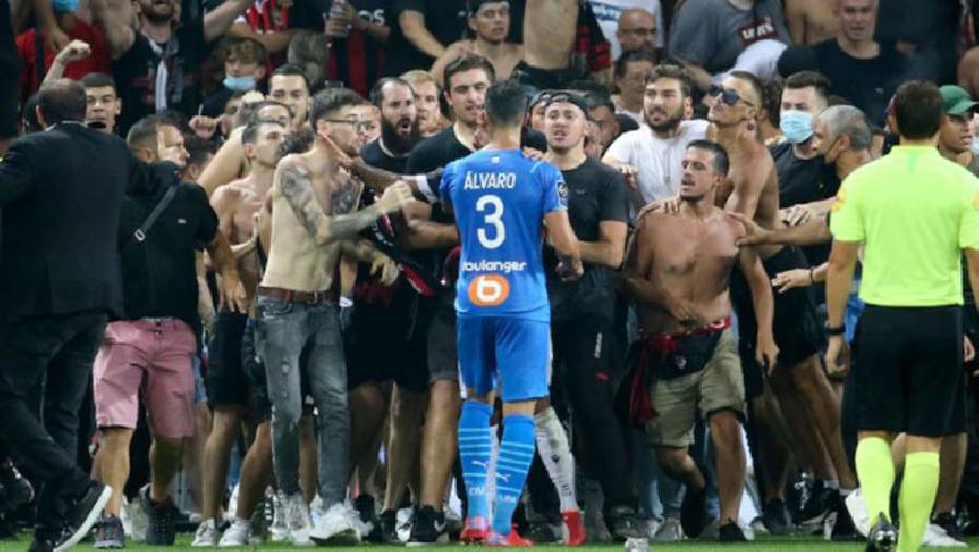 Loạn đả ở Ligue 1: CĐV tràn xuống sân đuổi đánh, cầu thủ chạy tán loạn