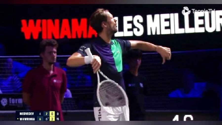 Medvedev ném vợt khi thua sốc ở Moselle Open, bị CĐV Pháp chế nhạo