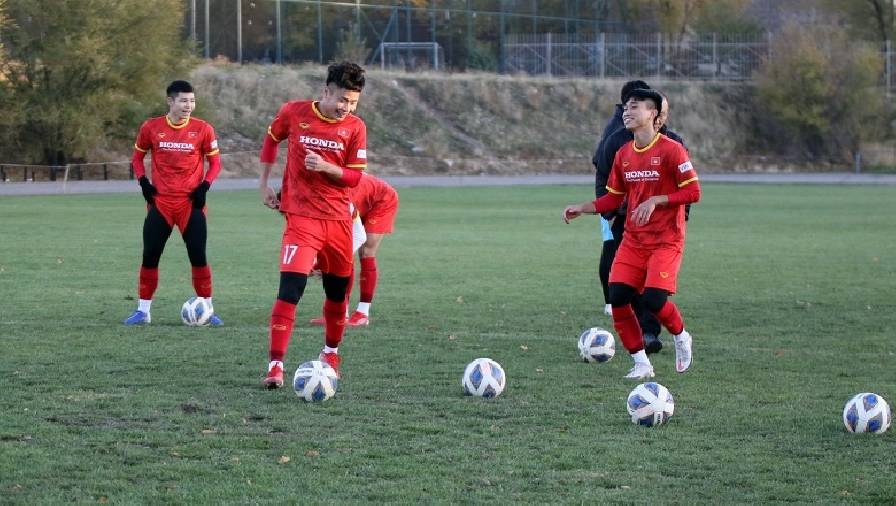 U23 Việt Nam hứng khởi trên sân tập dưới thời tiết nắng đẹp ở Kyrgyzstan