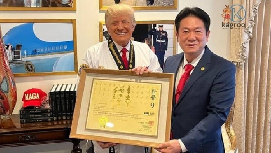 Donald Trump nhận đai đen Taekwondo dù không biết đánh võ