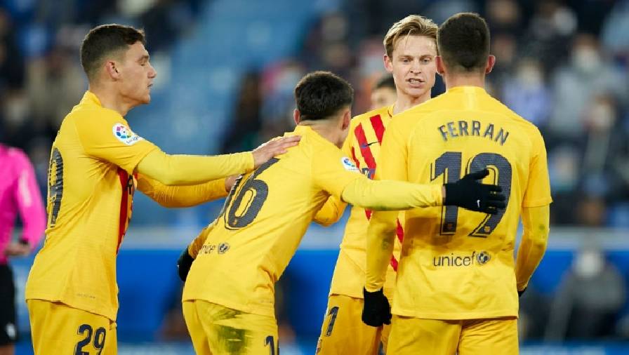 Barca thắng nhọc đội đua trụ hạng, áp sát top 4