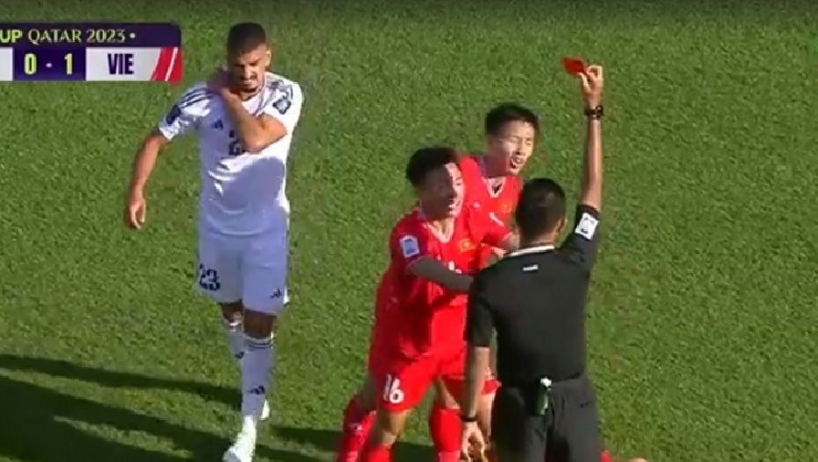 Khuất Văn Khang nhận thẻ đỏ sau khi kiến tạo bàn thắng vào lưới Iraq