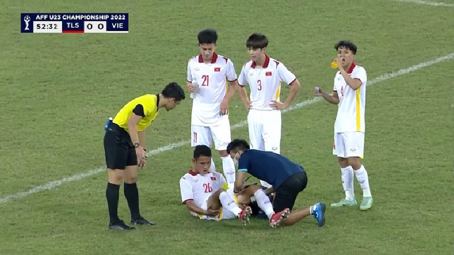 Đội trưởng Đoàn Anh Việt chấn thương nằm cáng, U23 Việt Nam hết người thay