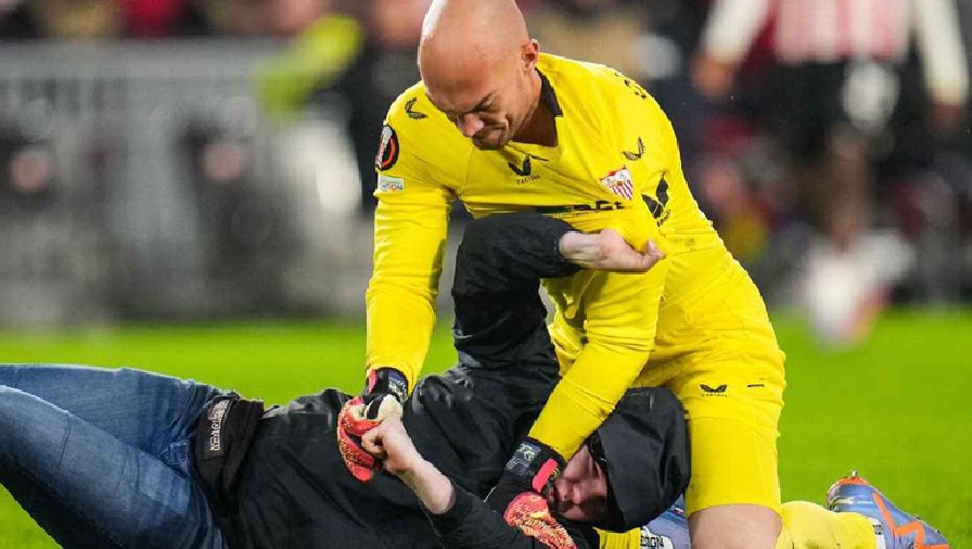 Thủ môn Sevilla hạ gục cổ động viên lao vào tấn công mình trên sân