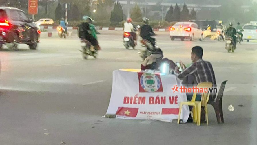 Vé trận Việt Nam vs Indonesia ế ẩm, dân phe chỉ bán chênh 10.000 đồng/vé mà không ai hỏi mua