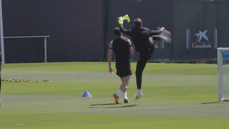 Wojciech Szczesny và Robert Lewandowski đánh nhau 'đùa như thật' trên sân tập
