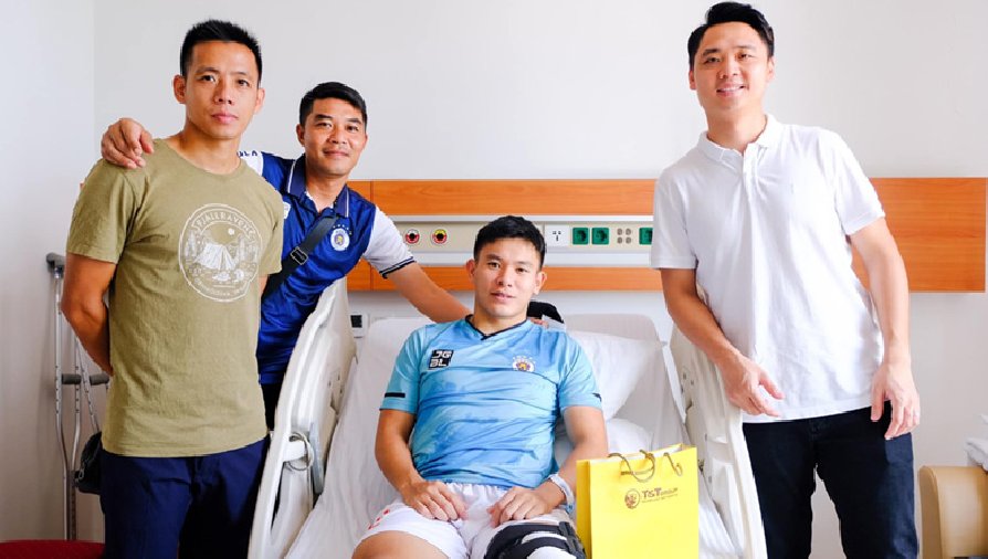 Lê Văn Xuân nhận thưởng trên giường bệnh từ CLB Hà Nội sau SEA Games 31