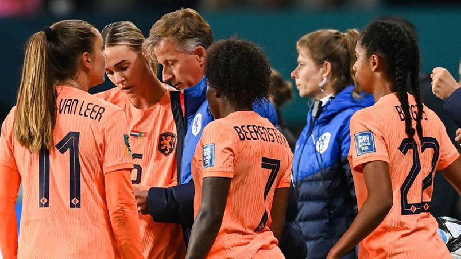 HLV tuyển nữ Hà Lan bị nghi ép cầu thủ giả chấn thương để câu giờ
