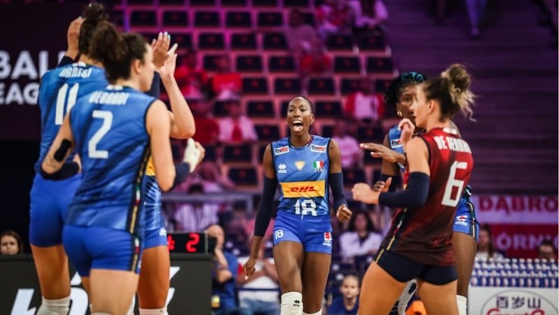 'Quái vật bóng chuyền' giúp đội nhà giành tấm vé đầu tiên vào bán kết Volleyball Nations League 2025