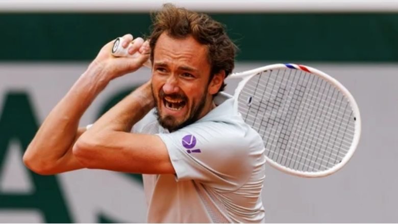 Medvedev ngược dòng hạ Opelka, cùng Fritz vào vòng 3 Washington Open