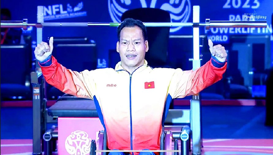 Lực sĩ Lê Văn Công đánh bại nhà ĐKVĐ, giành HCV giải vô địch thế giới cử tạ 2023