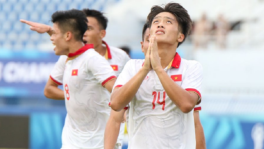 Nguyễn Quốc Việt tri ân cố HLV Dương Minh Ninh sau khi ghi bàn cho U23 Việt Nam