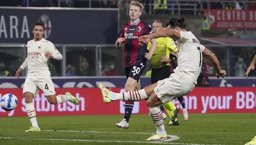 AC Milan vươn lên dẫn đầu Serie A khi đối thủ nhận 2 thẻ đỏ