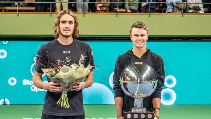 Tay vợt 19 tuổi Holger Rune gây sốc trước Tsitsipas ở chung kết Stockholm Open