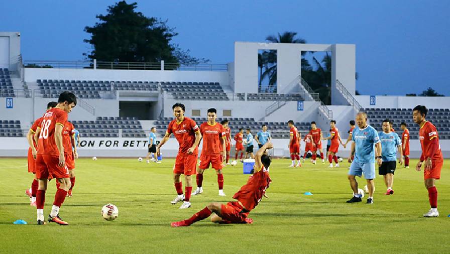 HLV Park Hang Seo hào hứng 'đá ma' cùng các học trò ở Vũng Tàu