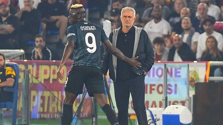 Mourinho 'mất kiểm soát ngôn từ' vì bị Osimhen khiêu khích ngay trên sân