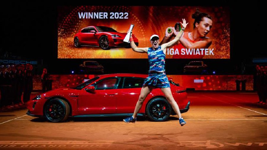 Swiatek đăng quang Stuttgart Open 2022, đảm bảo ngôi đầu WTA