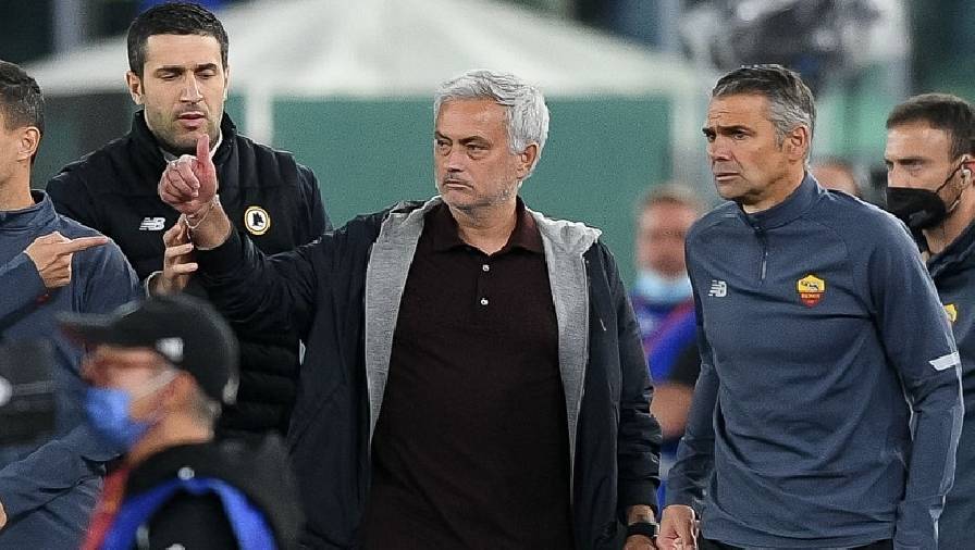 Mourinho nhận thẻ đỏ vẫn cười nhếch mép, ‘thả like’ trọng tài ở trận Roma vs Napoli
