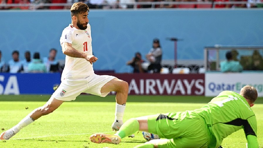 Cầu thủ Iran sút đập cột Xứ Wales 2 pha liên tiếp