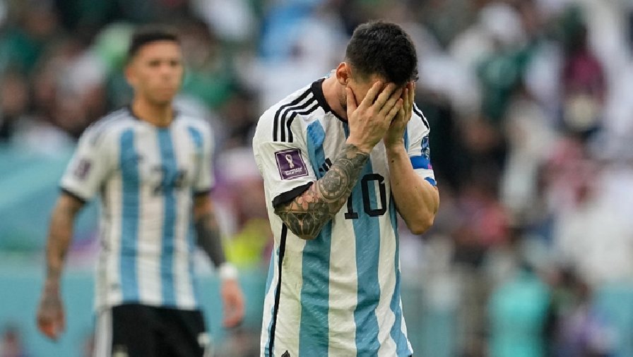 CĐV Argentina ẩu đả với người hâm mộ Mexico để bảo vệ Messi