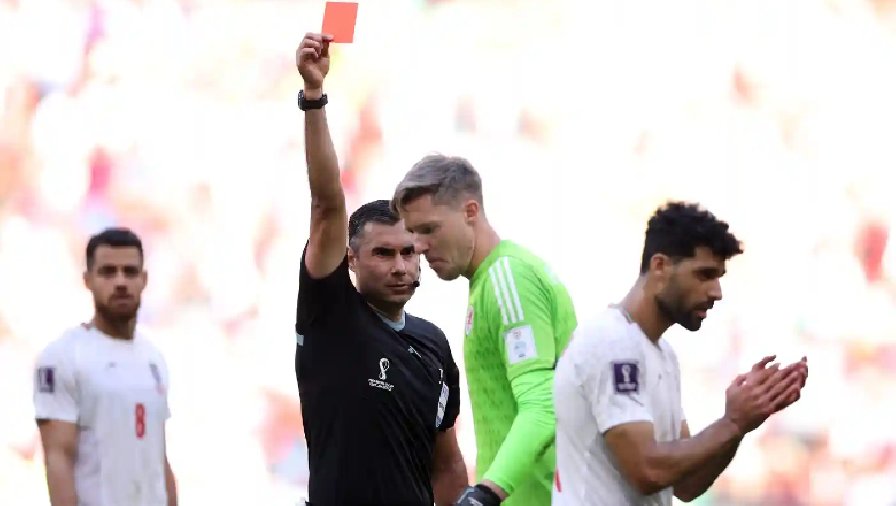 Vì sao trọng tài đổi ý, cho thủ môn Xứ Wales nhận thẻ đỏ ở trận gặp Iran