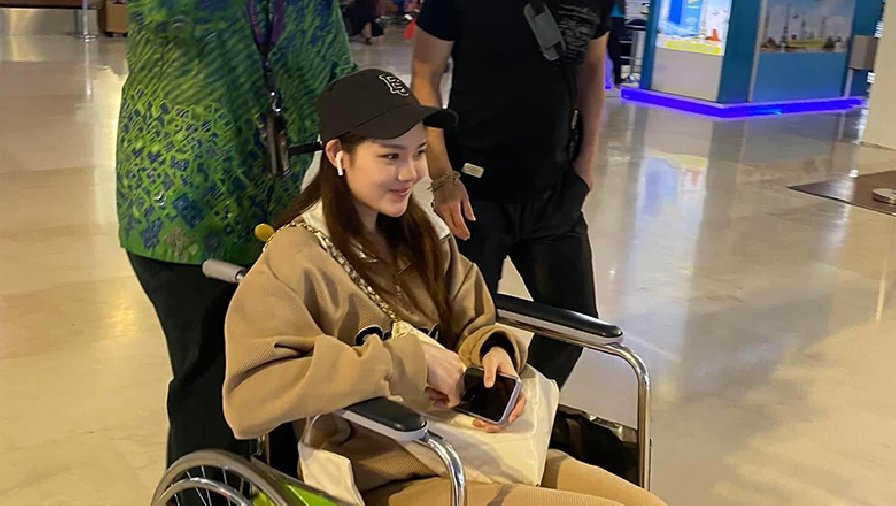 Hot girl cầu lông Thái Lan gặp chấn thương tại Indonesia Masters, phải ngồi xe lăn về nước