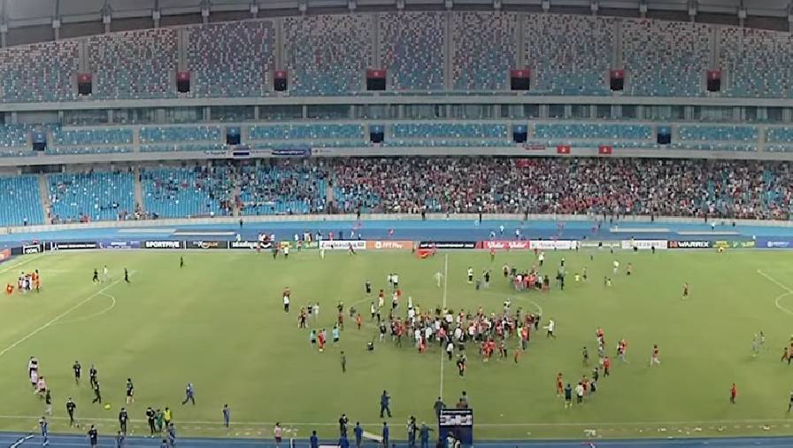 CĐV tràn xuống sân ăn mừng chức vô địch của U23 Việt Nam