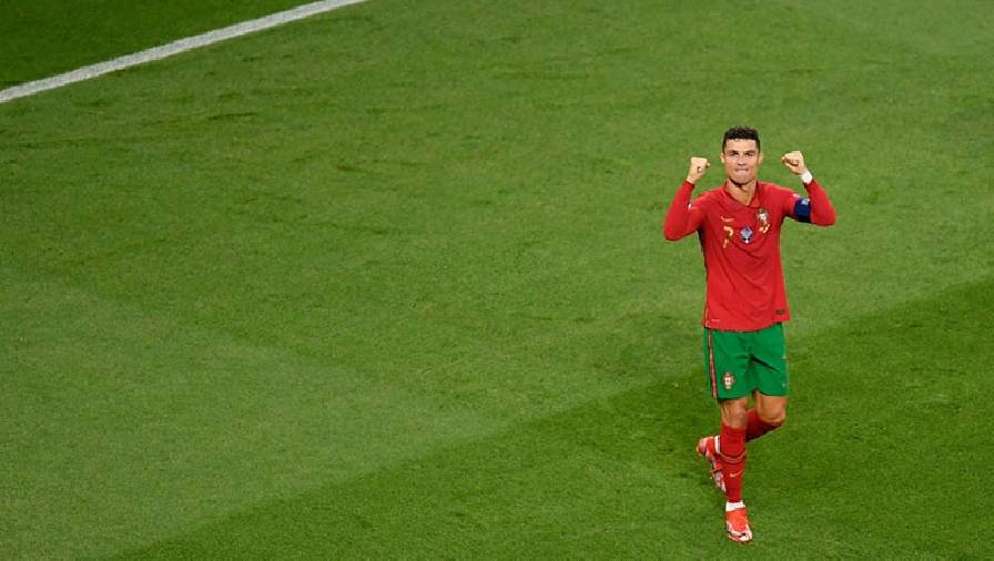HLV ĐT Hungary: ‘Ronaldo toàn làm trò con bò’