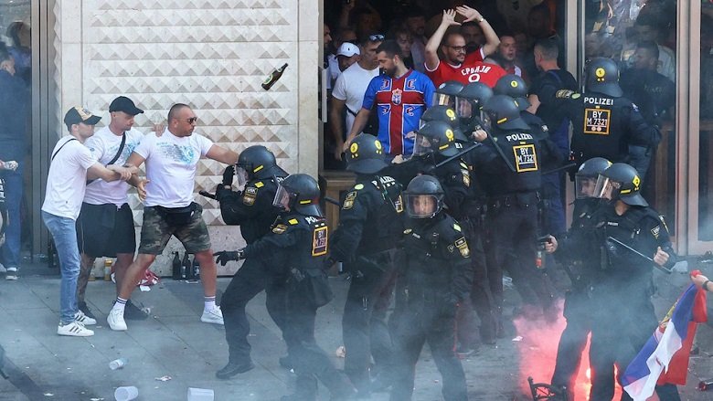 ĐT Serbia bị loại, CĐV giận dữ hành hung cảnh sát chủ nhà EURO 2024